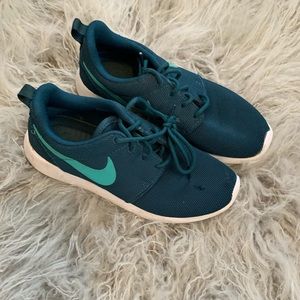 Teal Nike roshes💙
